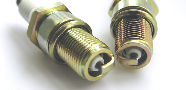 What are the advantages and disadvantages of the copper spark plug?